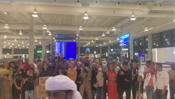 Россияне устроили митинг в аэропорту и просят власти ОАЭ выпустить их домой.
