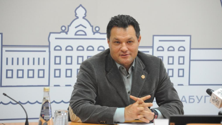 Главной причиной падения стало высказывание о «непривитых врагах-пенсионерах».