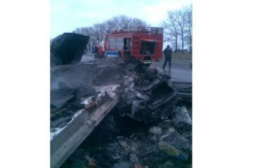 Водитель автомобиля Mitsubishi протаранил бетонное ограждение в Курской области. В результате ДТП погибли пять человек