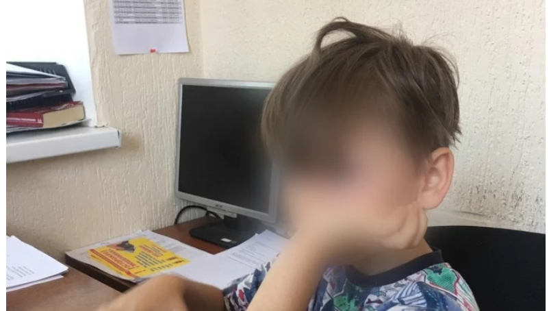 Мальчика нашли утром на остановке.