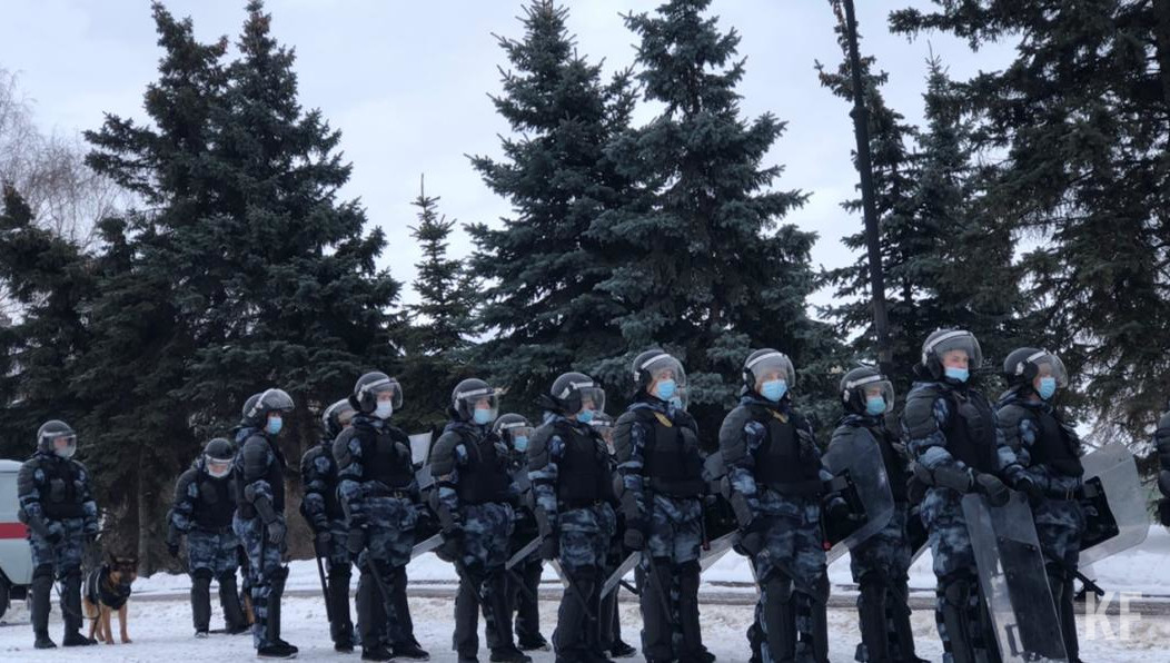 Участники несанкционированного митинга выстраиваются недалеко от здания Академии наук Татарстана.