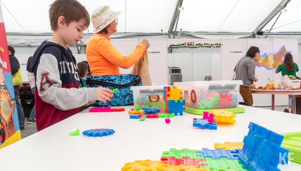 Женщина разозлилась из-за непослушания ребенка.