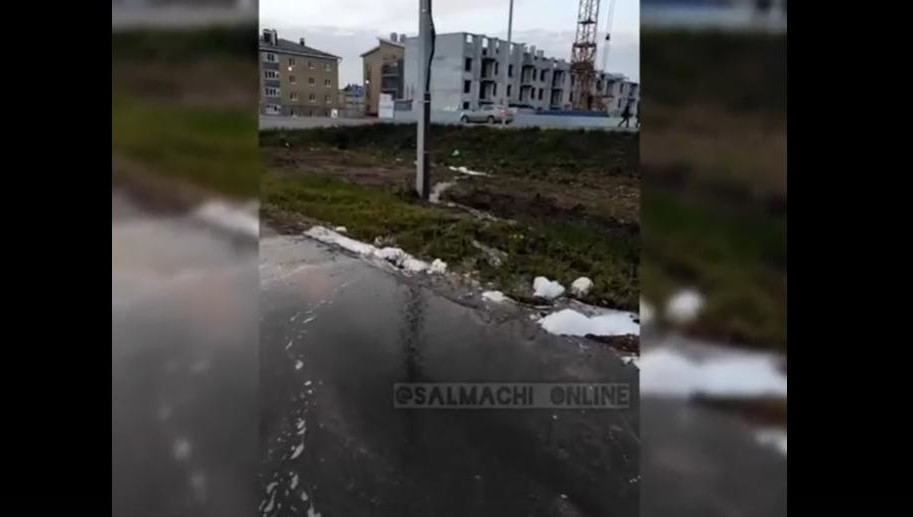 Жидкость течет из люков местной автомойки.