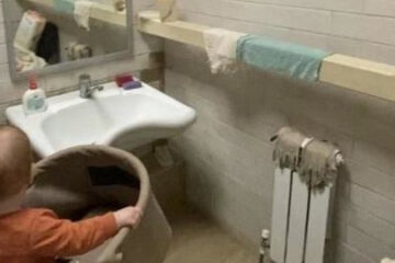 Комната матери и ребенка совмещена с туалетом для инвалидов.