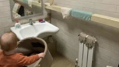 Комната матери и ребенка совмещена с туалетом для инвалидов.