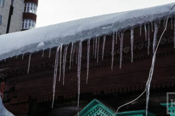 Из-за потепления возможен сход льда и снега с крыш домов.