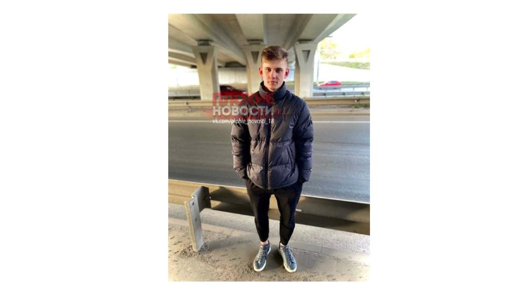 Огонь вспыхнул на третьем этаже здания.