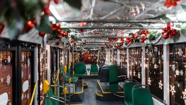 Дизайн трамвая выполнен в стилистике лесной сказки.