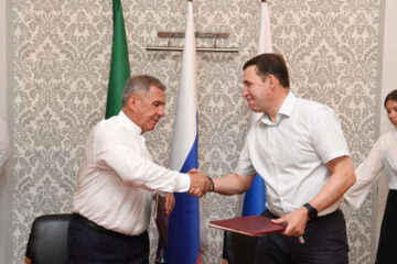 Рустам Минниханов в ходе рабочего визита в Екатеринбург встретился с губернатором Свердловской области. Подписали межрегиональное соглашение.