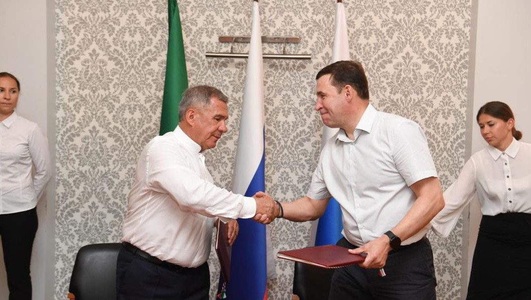 Рустам Минниханов в ходе рабочего визита в Екатеринбург встретился с губернатором Свердловской области. Подписали межрегиональное соглашение.