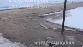 Вода из сетей потекла по Оренбургскому тракту и улице Рауиса Гареева.