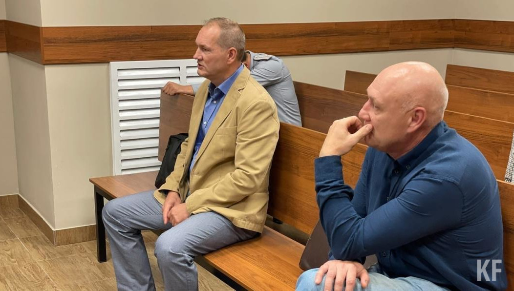 Суд не успел огласить обвинение до конца рабочего дня.