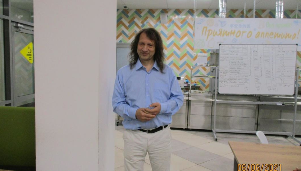 Директор школы «СОлНЦе» еще сам не определился куда поедет.