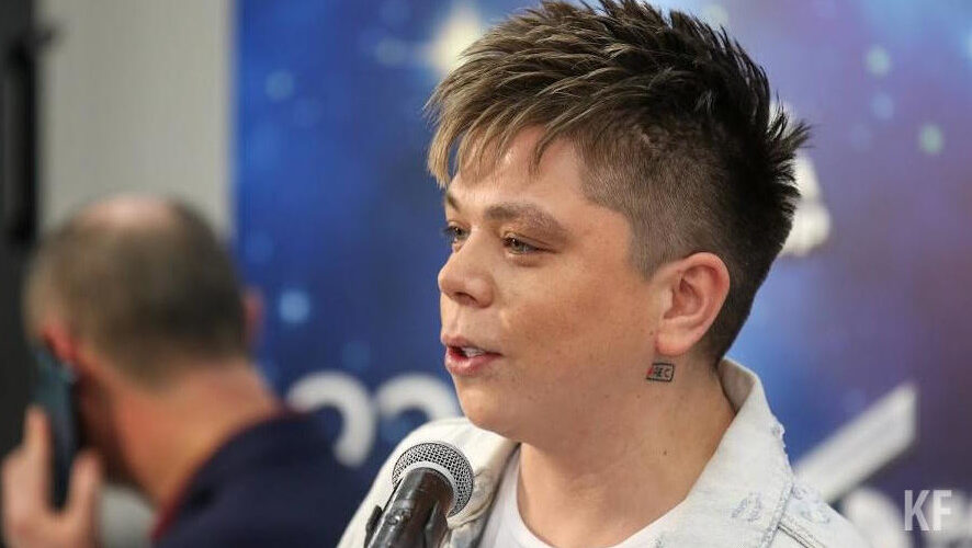 Певец считает