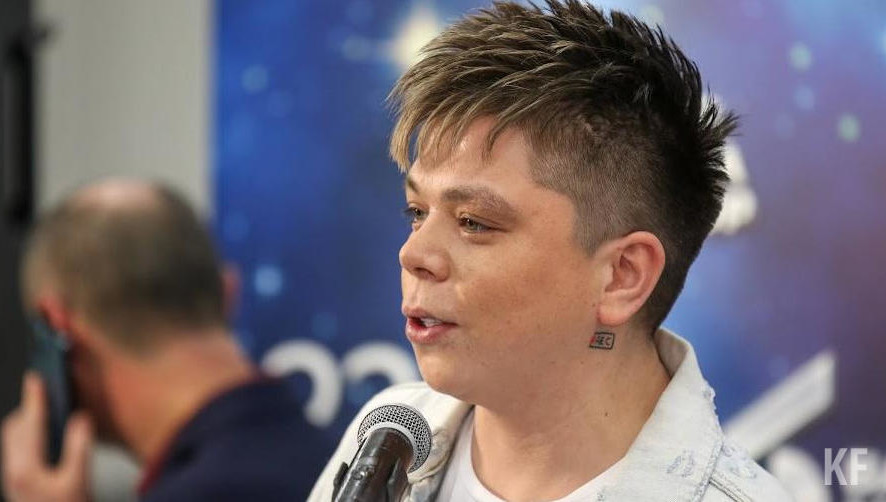 Певец считает