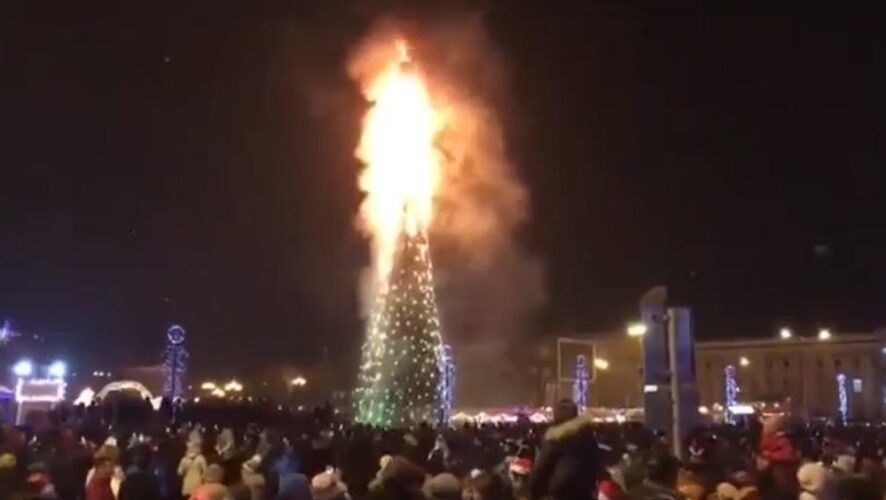 Во время праздничной программы в центре Южно-Сахалинска загорелась главная елка высотой 25 м. Видео происшествия попало в интернет.