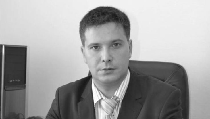 Мужчину заметили под окнами его квартиры