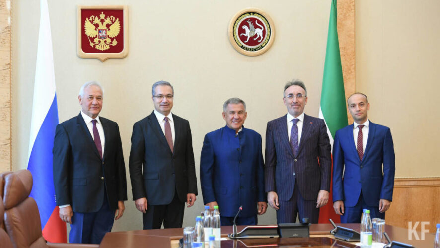 Президент Татарстана встретился с руководством организованной промышленной зоны «Гебким» и представителями министерства промышленности и технологий Турции.
