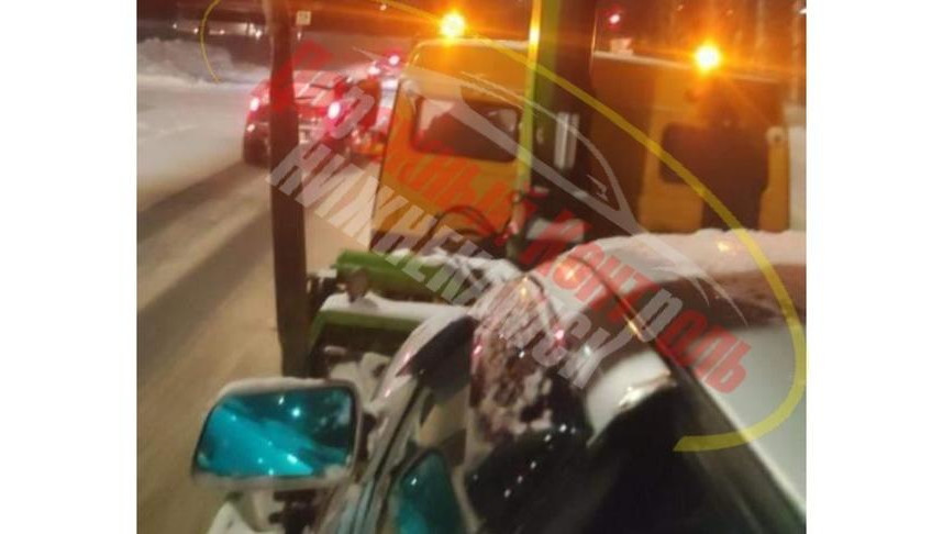 Парень уснул в машине