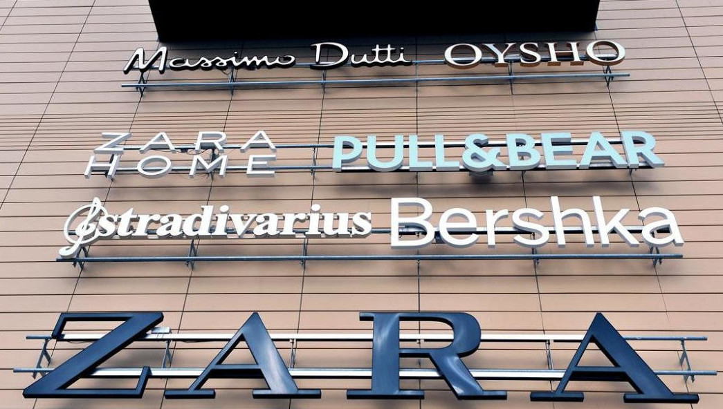 Коллекции с новыми бирками уже отшили и завезли в Россию.