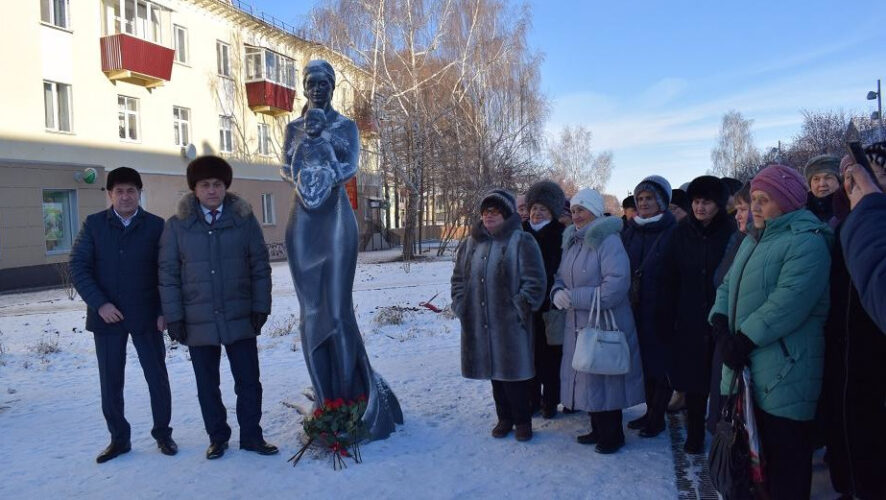 Автором скульптуры стал член Союза художников Татарстана Расим Шарифуллин.