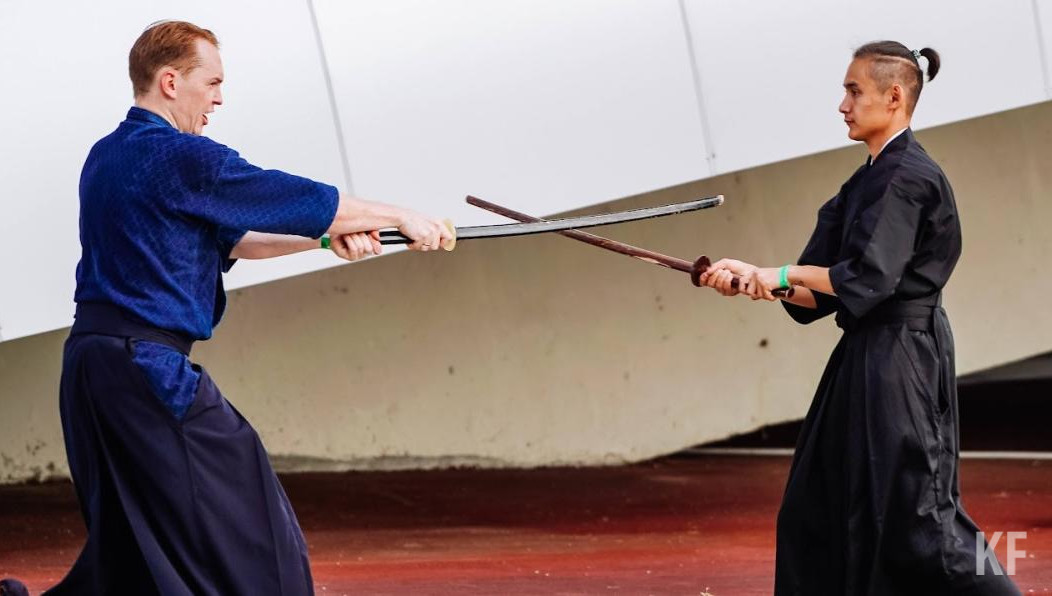 Бойцы оттачивают мастерство владения телом