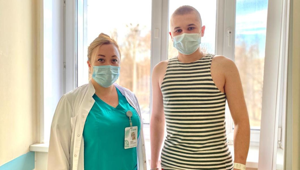 Парню повезло: фрагмент снаряда застрял в мышце.