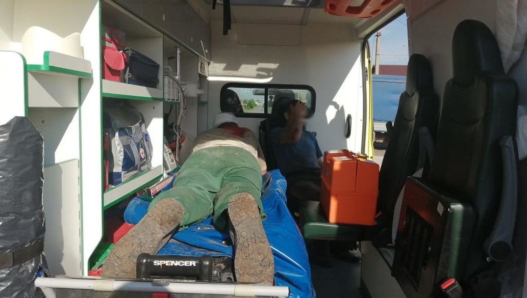 Рабочие трудились над усилением фундамента дома.