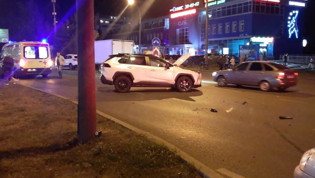 В аварии пострадали девушка и женщина.