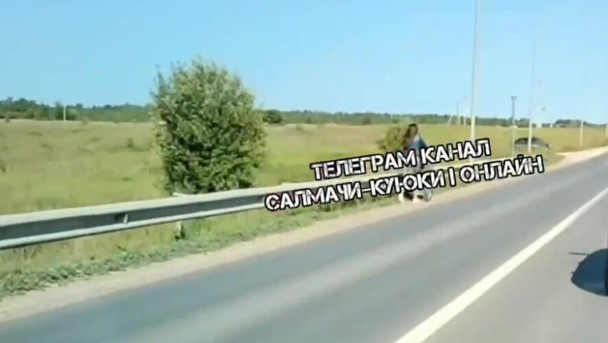 Женщине пришлось рисковать своей жизнью и жизнью ребенка из-за отсутствия тротуара.