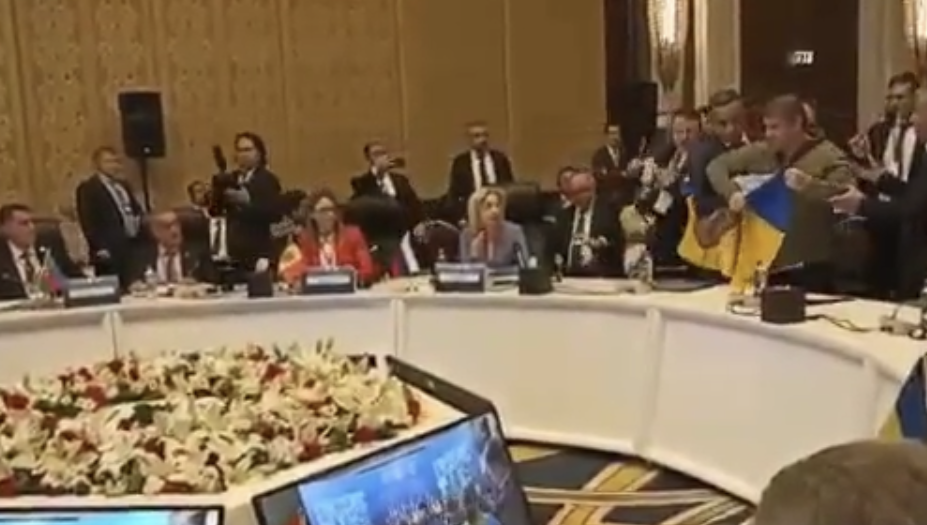 Во время выступления российской делегации украинцы развешивали флаги и выкрикивали оскорбительные вызовы.