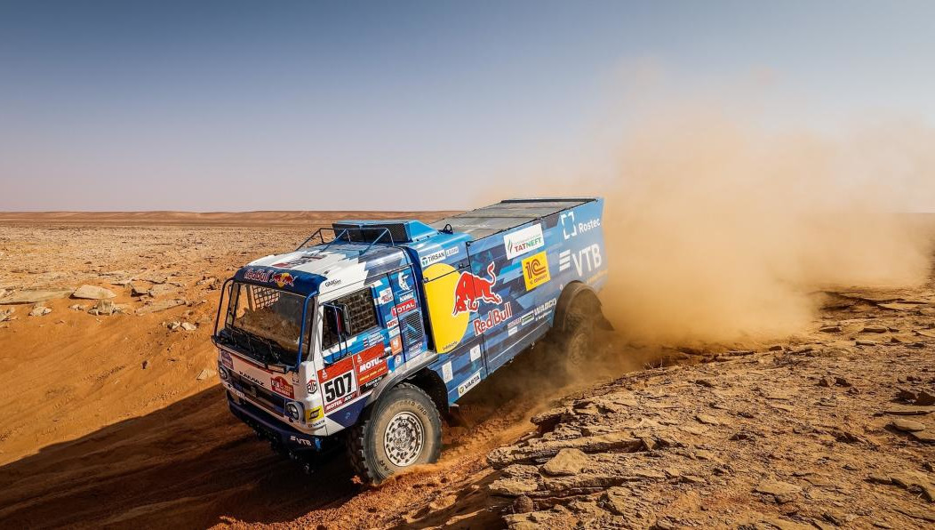 Три «КАМАЗа» продолжают лидировать в общем зачете.