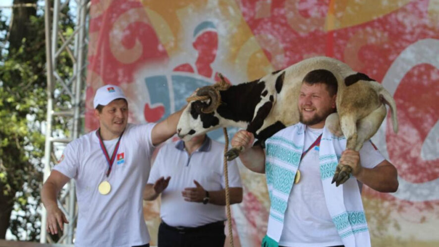 Земляк борца Алексей Феоктистов одержал победу в весовой категории до 85 кг.