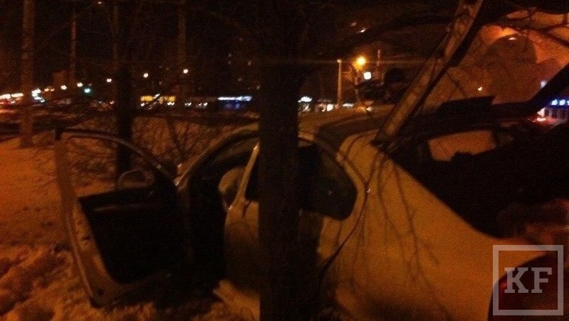 Сегодня ночью на проспекте Ямашева Skoda Octavia вылетела с дороги и врезалась в столб.Очевидцы утверждают