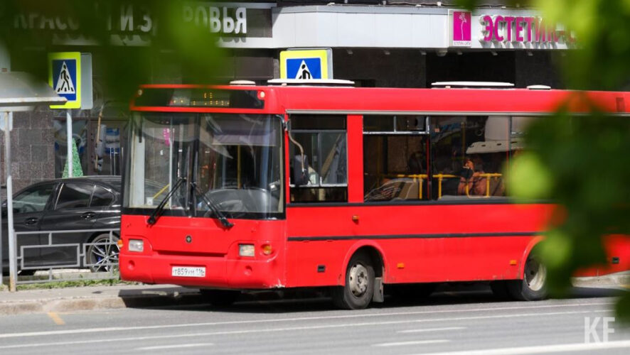 На маршрутной сети города работают 45 автобусов и до 30 трамваев.