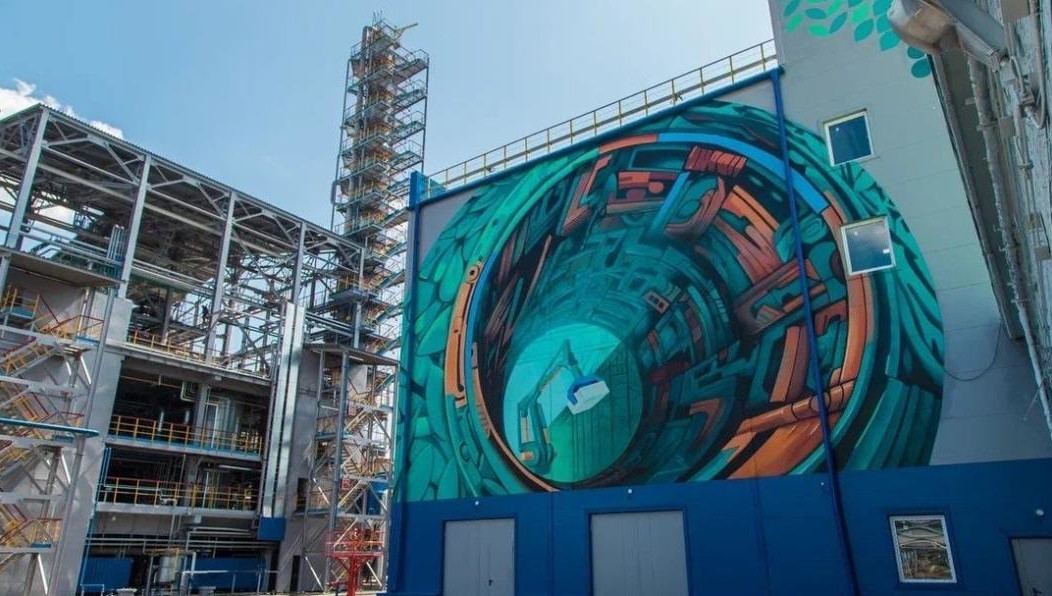 Арт-объект выполнили в едином корпоративном стиле СИБУРа.