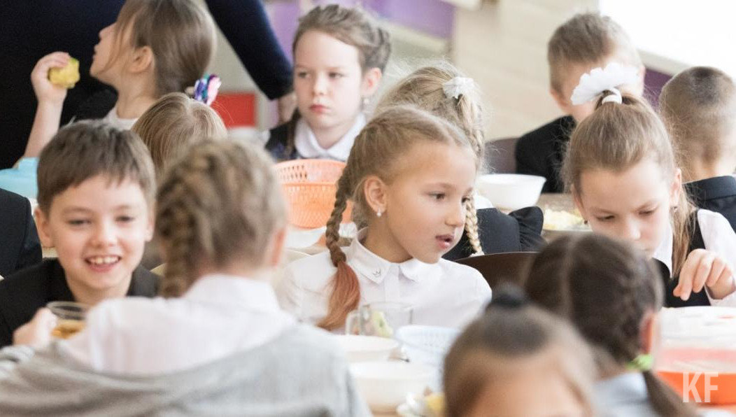 Деньги будут давать на каждого школьника в августе.