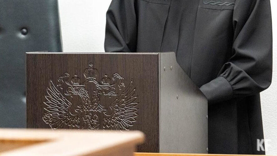 Его также хотят лишить права управлять воздушным транспортным судном в течение года.