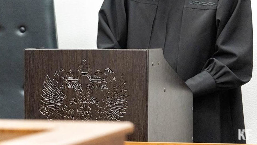 Его также хотят лишить права управлять воздушным транспортным судном в течение года.