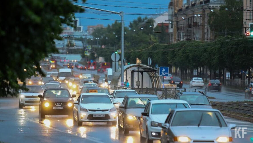 Мальчик переходил дорогу в неположенном месте.