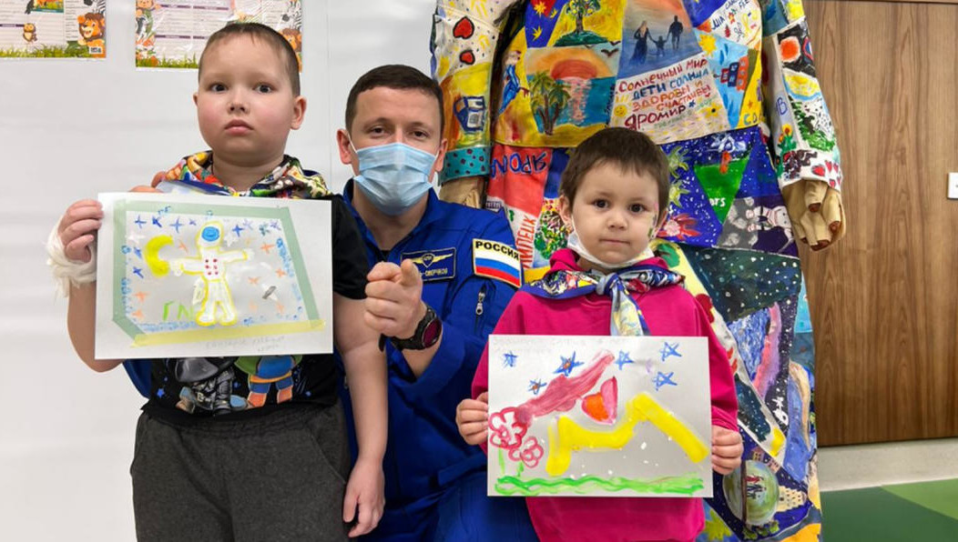 Так организаторы пытаются отвлечь ребят от тяжелых мыслей и вселить надежду на выздоровление.