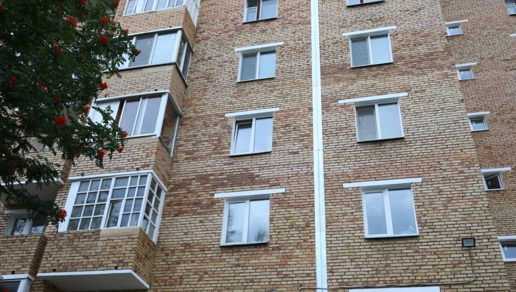 Рабочие приступили к установке окон.