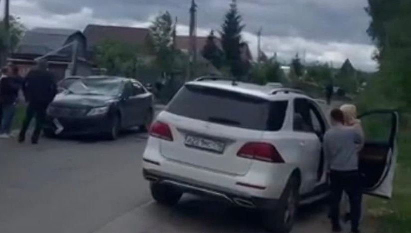 Также в республике повреждены 4 машины и линии электропередач.