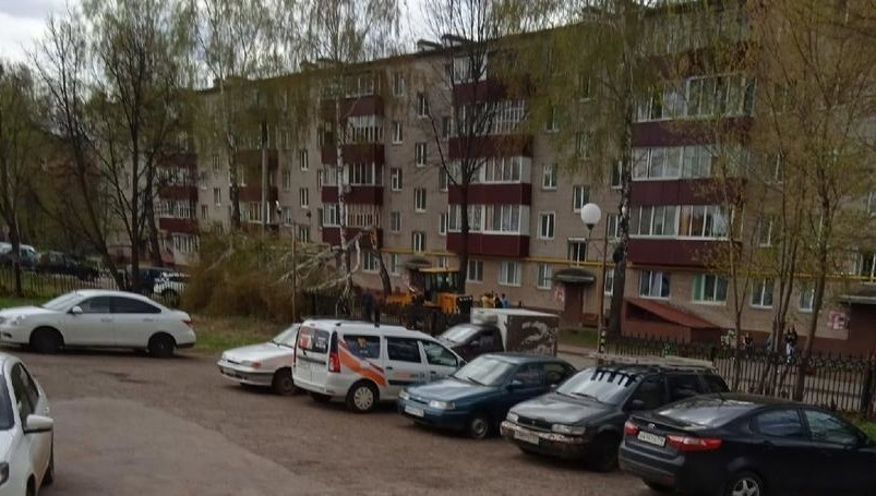 Хозяин легковушки подсчитывает ущерб.