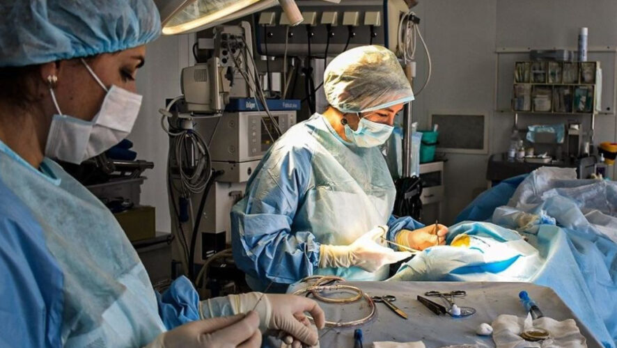 Она находится в стабильно тяжелом состоянии.