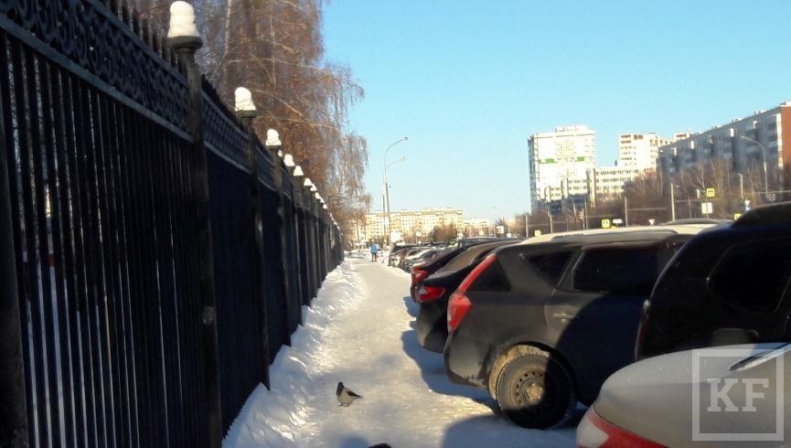 Представители фонда «Люди Татарстана» более года указывают властям и надзорным органам на оставленные на пешеходных дорожках и газонах автомобили