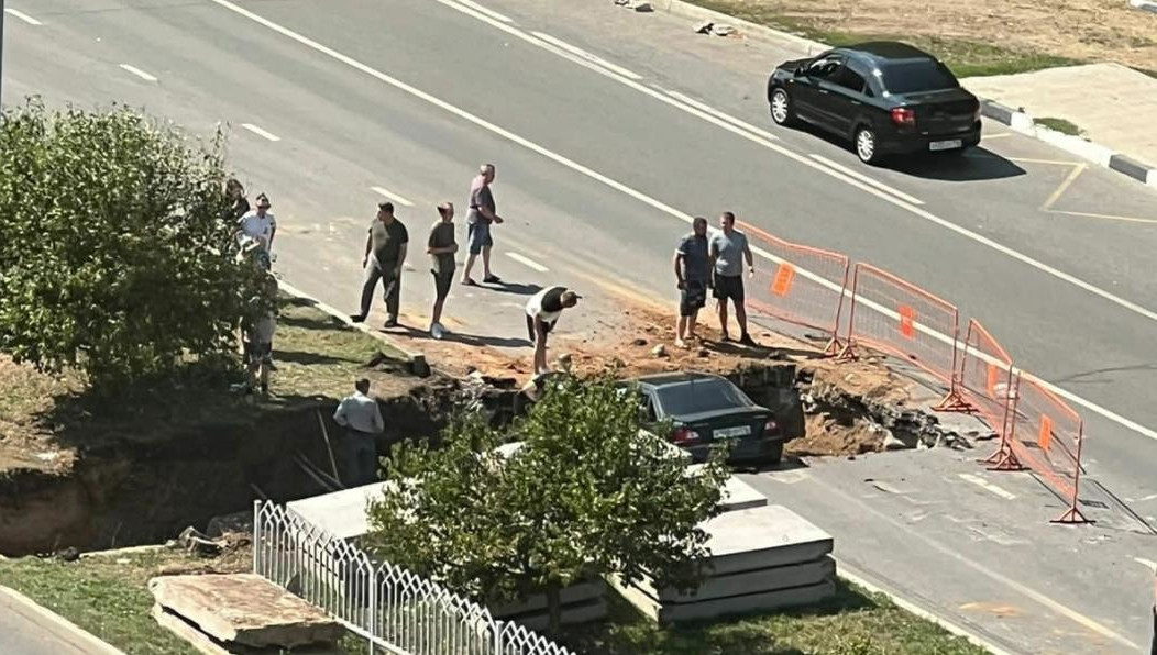 Рабочие вырыли яму из-за ремонта теплосетей.