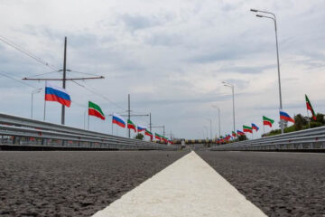 Президент России поручил правительству найти дополнительные ресурсы на развитие дорожного строительства в ближайшие три года.