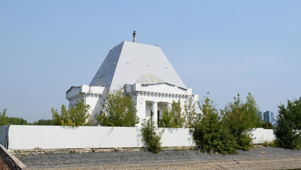 Неизвестные повредили ограждение и вскрыли одну из дверей.