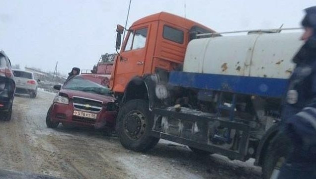 На 61-м километре трассы Казань – Малмыж произошло столкновение Chevrolet с номерами Ханты-Мансийского автономного округа и грузовика. Об этом сообщают пользователи соцсетей.